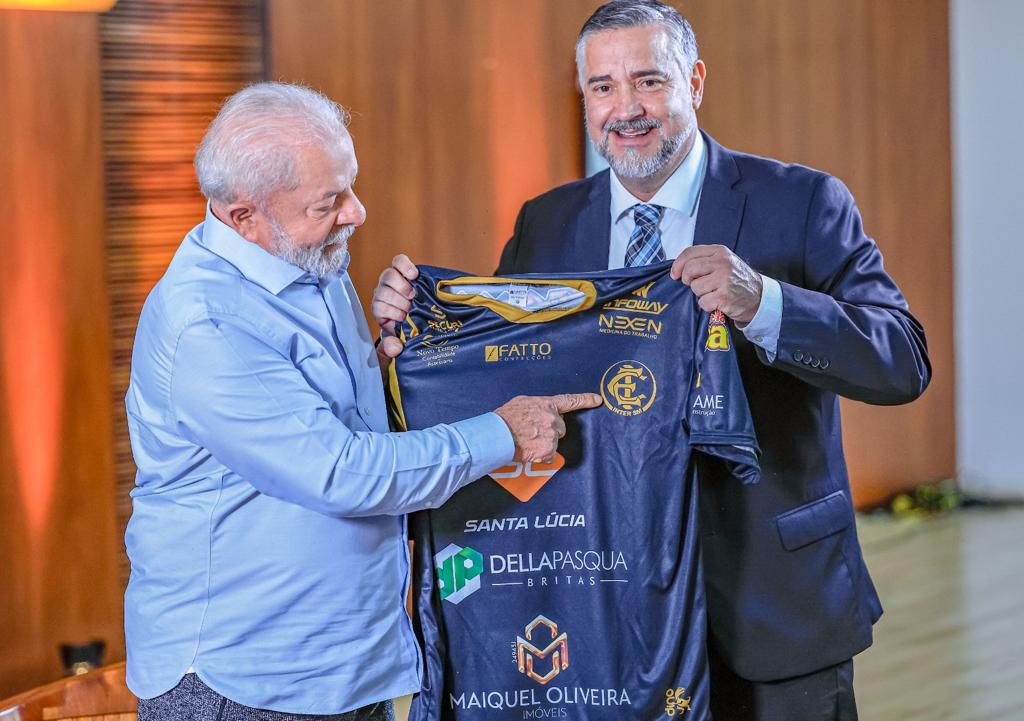 Presidente Lula recebe camiseta de time gaúcho O Bairrista