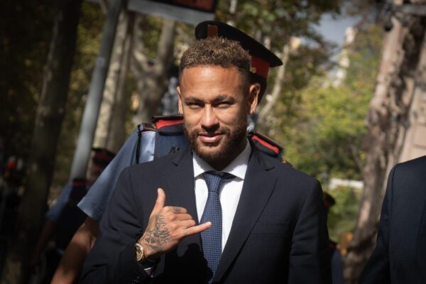 Em depoimento, Neymar afirma que assinava o que o pai pedia