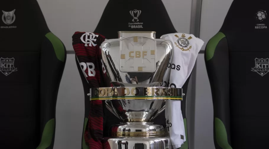 Taça da Copa do Brasil será entregue para o ganhador de Flamengo e Corinthians
