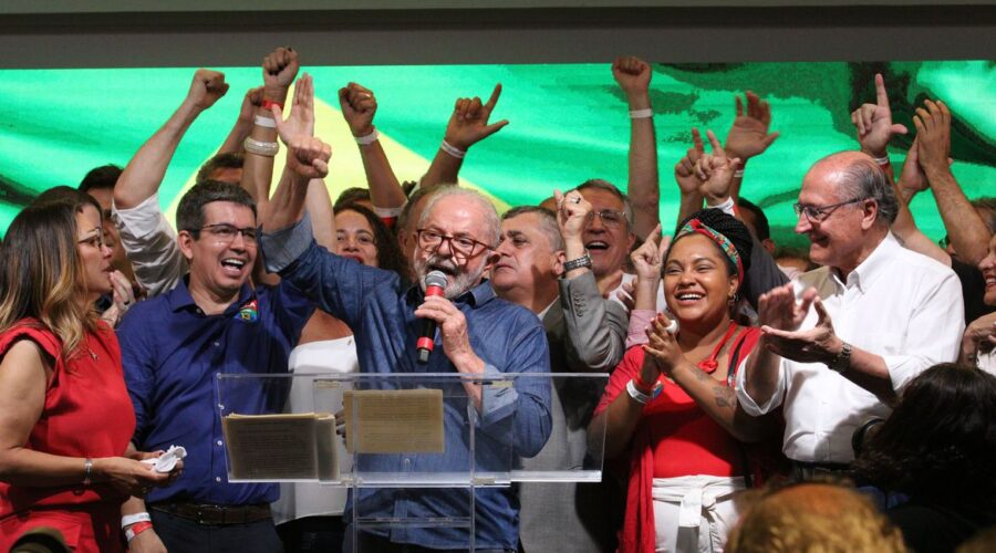 Lula foi eleito para o terceiro mandato de presidente neste domingo (30)