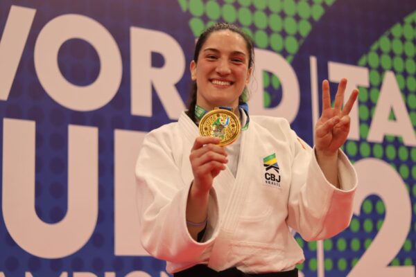 Mayra Aguiar vence atleta chinesa e é tricampeã mundial de judô