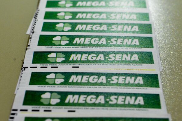 Acumulada, Mega-Sena vai pagar R$ 100 milhões neste sábado