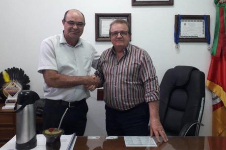 Cassados, Jaime Jung (E) e o prefeito Nilson Paulo Costa (D), em um registro de transmissão de cargo em 2019 