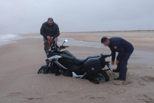 Motociclista atola moto e fica desaparecido por 12 horas na Praia do Cassino