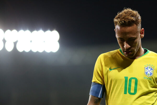 Neymar sofre lesão contra a Sérvia e deixa o jogo em lágrimas
