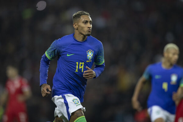 Raphinha ataca críticos de Neymar: “Brasileiros torcem para ele quebrar a perna”