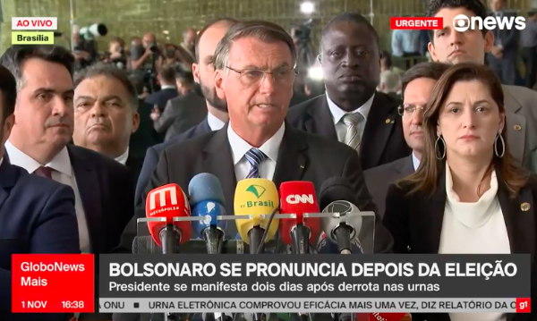 Em pronunciamento curto, Bolsonaro agradece votos e diz que manifestações pacíficas são bem-vindas