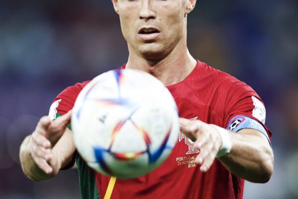 Cristiano Ronaldo tira “lanche” de dentro do calção durante jogo; seleção explica