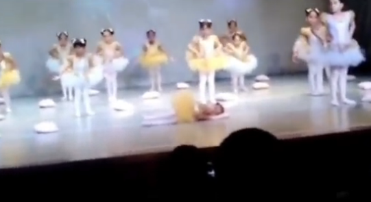 Menina pega no sono durante apresentação de balé e vídeo fofo viraliza; assista
