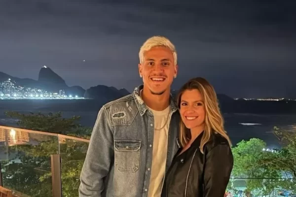 Pedro, do Flamengo, pede gaúcha em casamento após convocação para a Copa