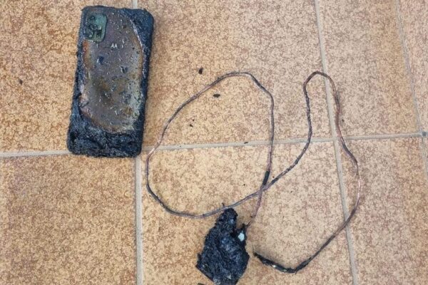 Superaquecimento em celular provoca incêndio em residência de Estrela
