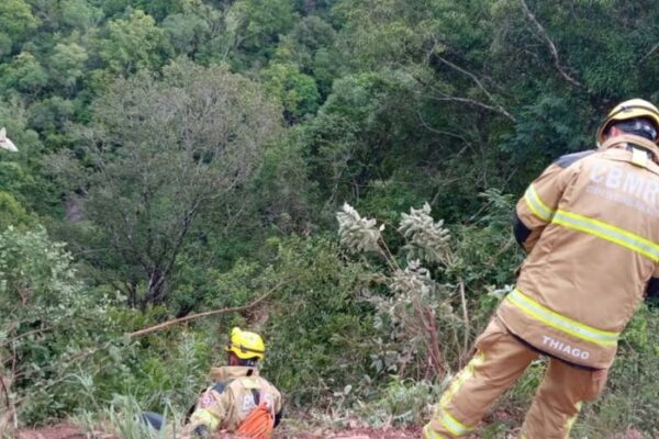 Motorista sobrevive após van cair de ribanceira de 80 metros de altura, na Serra