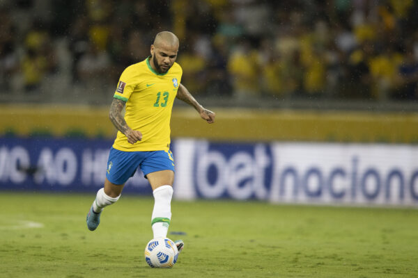 Daniel Alves se tornará o jogador mais velho a atuar pelo Brasil em Copas do Mundo