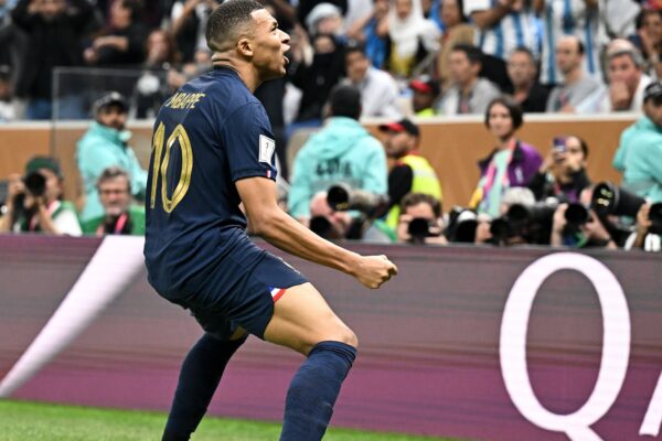 Mbappé iguala marcas de Ronaldo Fenômeno, Pelé, Geoff Hurst e Zidane