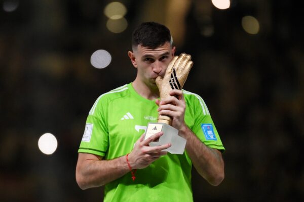 Goleiro da Argentina explica gesto “inusitado” feito com troféu após o título da Copa