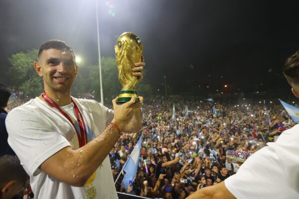 Argentinos vão à loucura recebendo seleção campeã da Copa; veja comemorações