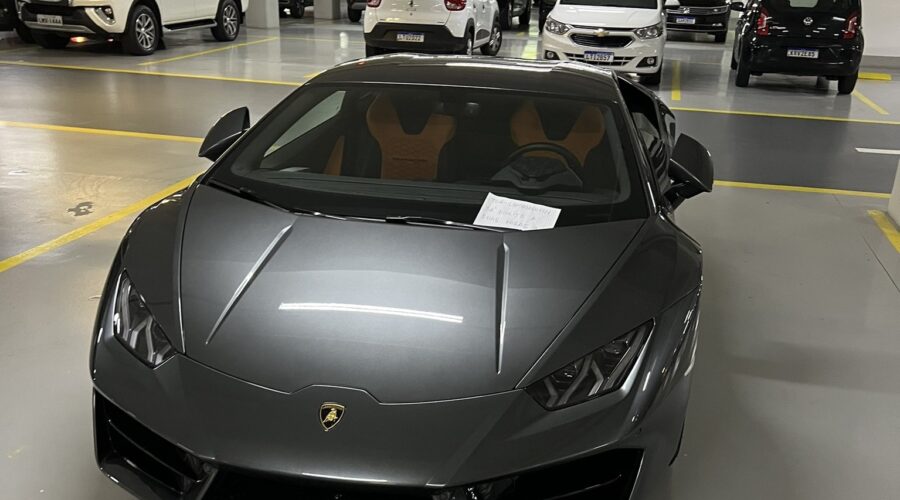 Proprietário da Lamborghini respondeu aos comentários dos seguidores e gerou revolta na internet. Veículo estava em shopping do RJ