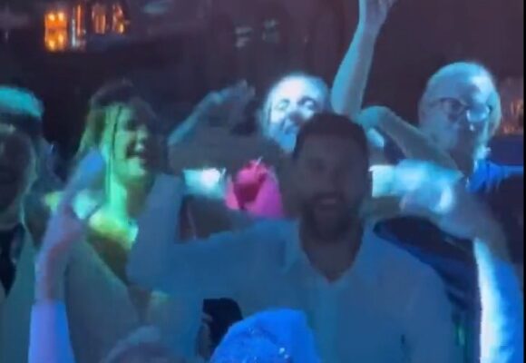 Em festa, Messi canta “Muchachos”, música que embalou título da Argentina na Copa