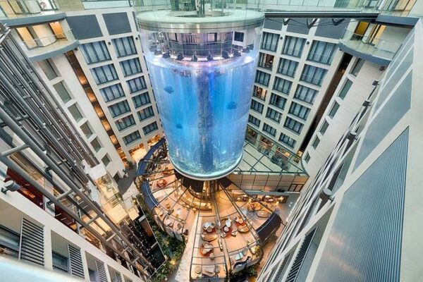 Maior aquário cilíndrico do mundo se rompe na Alemanha