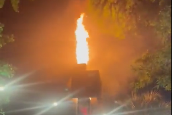 Video: Fogo atinge chaminé de churrascaria em Porto Alegre