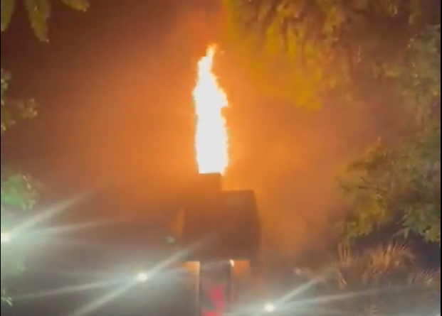 Churrascaria de Porto Alegre teve sua chaminé atingida pelas chamas na noite deste domingo (25). Ninguém saiu ferido