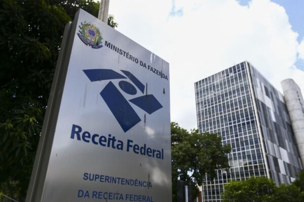 Receita Federal lança concurso para vagas com salário de até R$ 21 mil