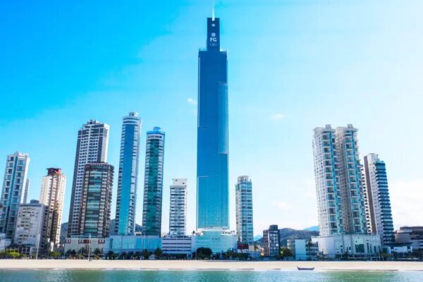 Prédio de Balneário Camboriú é o residencial mais alto da América Latina