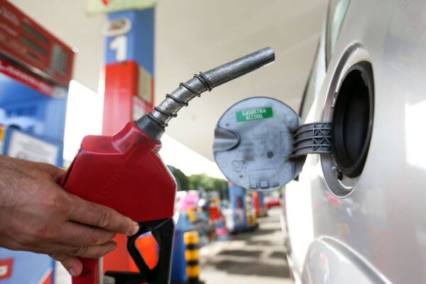 Gasolina fica mais cara nas refinarias a partir desta quarta-feira