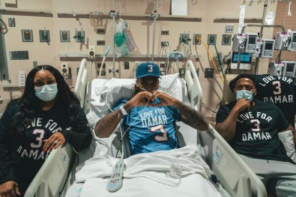 Jogador da NFL que sofreu parada cardíaca durante partida recebe alta do hospital