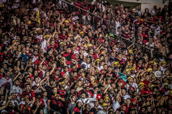 Grupo de torcedores do Flamengo grita “Pelé maconheiro” em estreia do Carioca