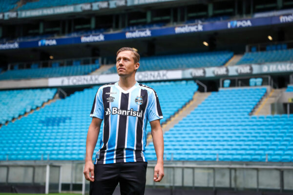 Após problema cardíaco, Lucas Leiva trata com “esperança” retorno ao Grêmio em março; volante revela amizade com Suárez
