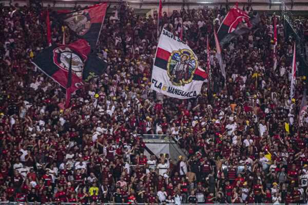 Torcida do Flamengo modifica música a pedido de Zico
