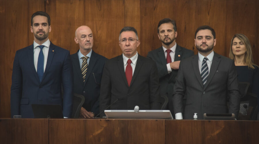 Primeiro governador reeleito do Rio Grande do Sul, Eduardo Leite toma posse e nomeia os secretários para o próximo mandato