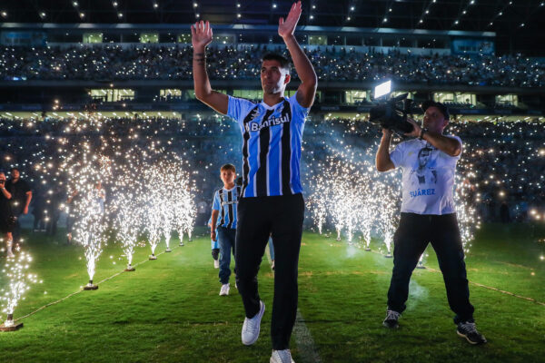 Suárez “rende” ao Grêmio quase 10 mil sócios e R$ 0,5 milhão em 17 dias