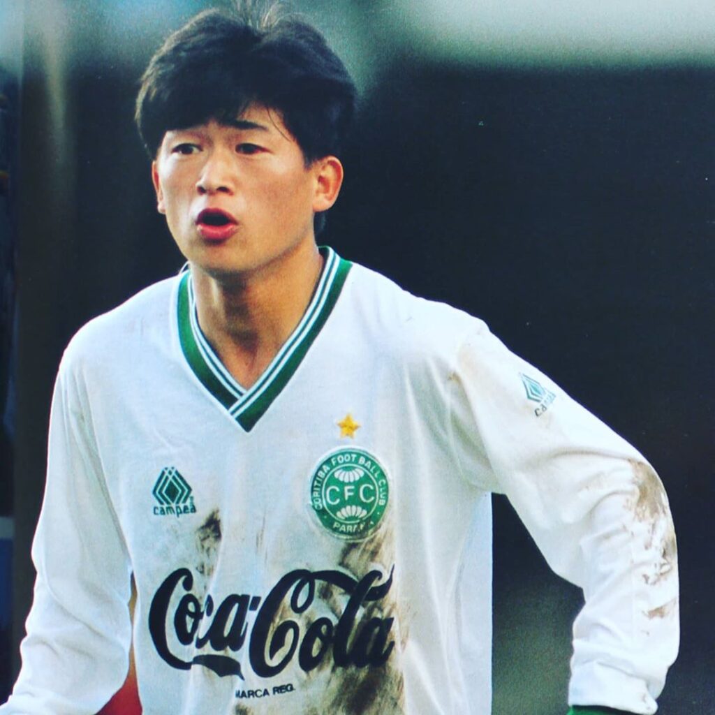 Kazu, ex-Santos e Palmeiras, é o jogador mais velho do mu