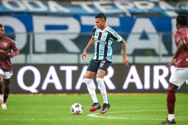 Grêmio cede Fernando Henrique ao Cruzeiro em troca de fatia nos direitos do jogador