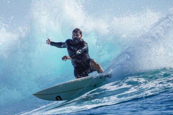 Surfista brasileiro morre após sofrer queda em Nazaré