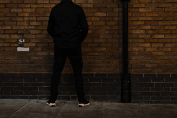 Londres testa ‘tinta anti-xixi’ para coibir homens de urinar na rua