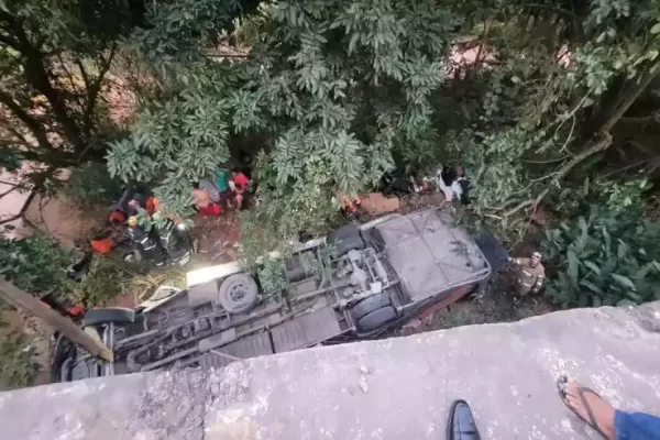 Ônibus que transportava categoria de base de time do Rio de Janeiro cai de ponte e deixa quatro mortos