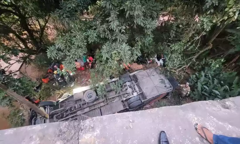 Ônibus que transportava categoria de base de time do Rio de Janeiro cai de  ponte e deixa quatro mortos - O Bairrista