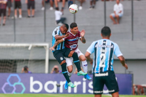 Com gol de Suárez, Grêmio vence o Caxias de virada na abertura do Gauchão