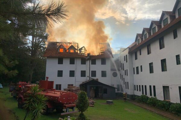 Incêndio no Hotel Cavalinho Branco, na Serra, começou em chaminé 