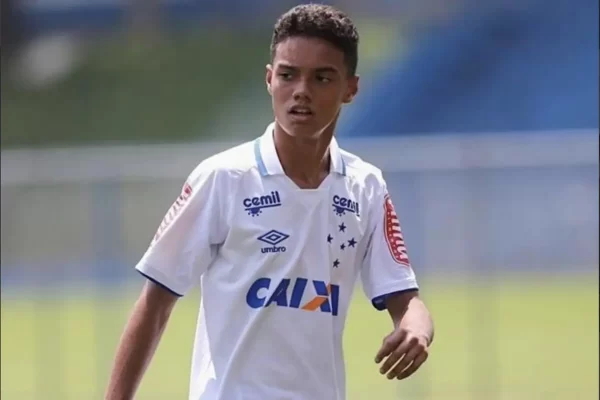 Filho de Ronaldinho Gaúcho deve assinar com o Barcelona e seguir os passos do pai