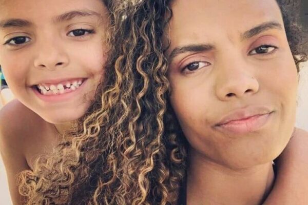 Gaúcha viraliza na internet ao ser chamada de ‘mãe bichológica’ pelo filho
