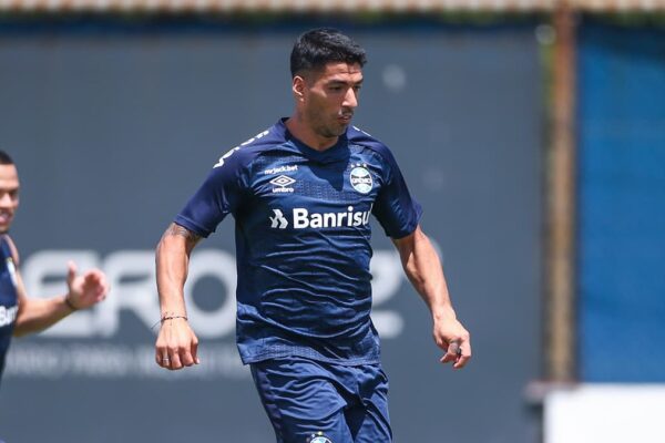 Suárez terá bônus por gols em Gre-Nais e em competições nacionais; uruguaio considera “obrigação” marcar no Gauchão