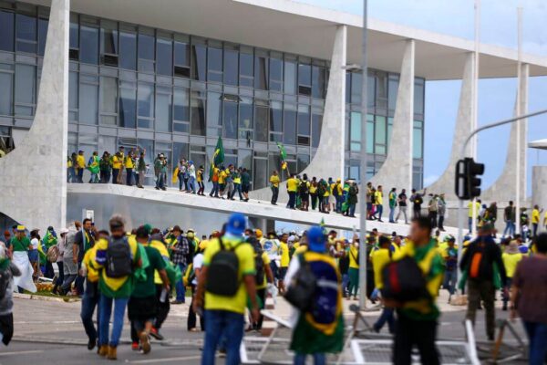 Brasília: ao menos 300 invasores são presos, em flagrante, por depredações na Praça dos Três Poderes