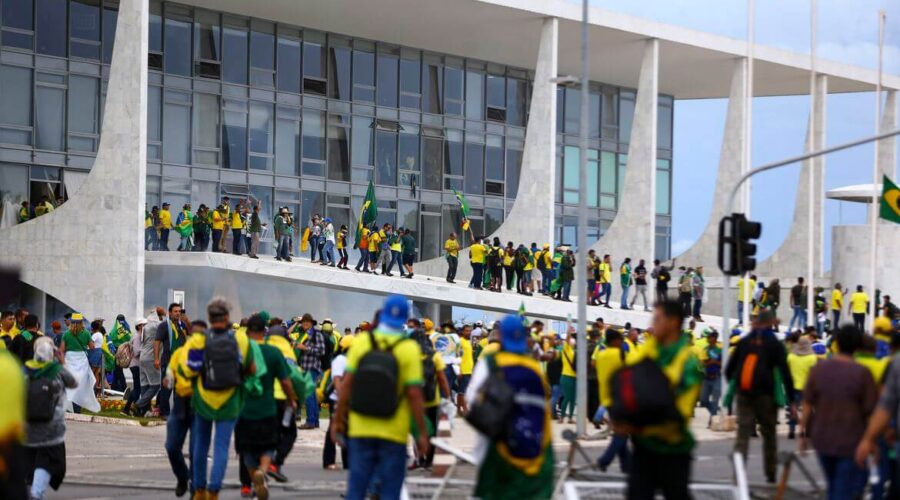 Brasília: ao menos 300 invasores presos, em flagrante, por depredações na Praça dos Três Poderes