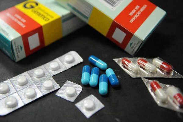 Retirada de medicamentos especiais pode ser agendada pela internet, app ou telefone em Porto Alegre