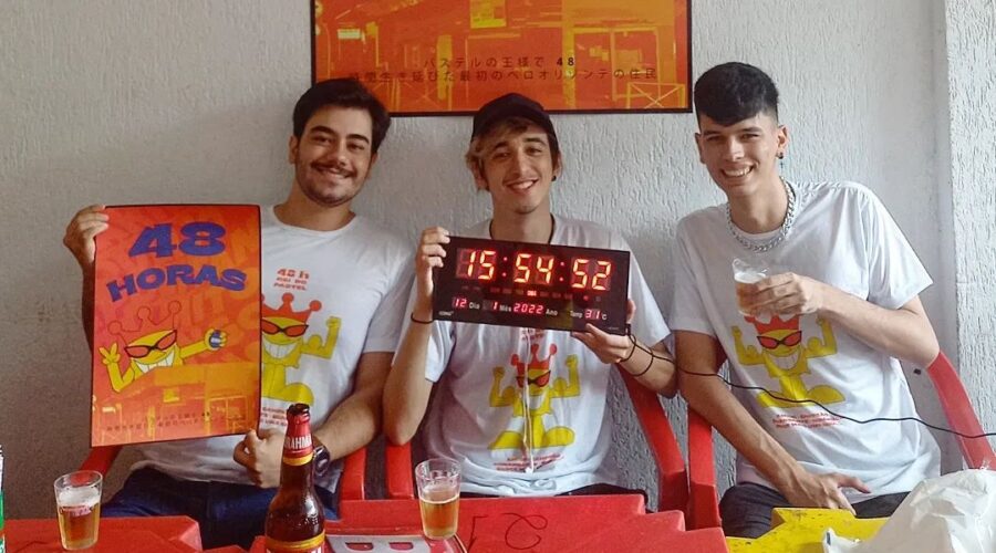 Estudantes ficaram mais de 48 horas em um bar de Belo Horizonte, em Minas Gerais, no último sábado (14). Eles todos os requisitos da competição promovida pelo Rei do Pastel, no Bairro Savassi, na capital mineira