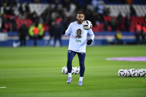 Elenco do PSG homenageia Pelé com camiseta do Rei no aquecimento